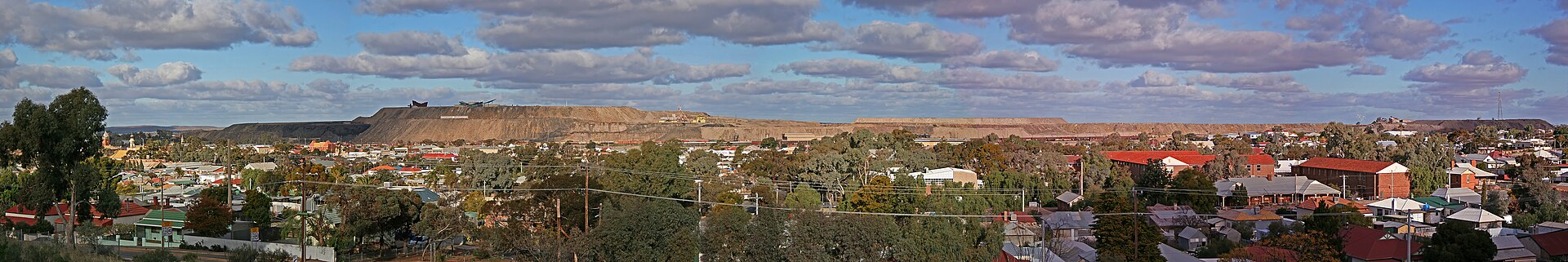 Broken Hill town and Line of Lode mine panorama